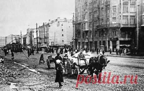 Культ (сто)личности. Как Петербург и Москва искали себя после переезда правительства. 105 лет назад правительство большевиков &quot;временно&quot; переехало из Петрограда в Москву. Поезд ушел в один конец — в 1922 году Москва официально стала столицей СССР и России в его составе. Переезд кардинально изменил жизнь двух столичных городов, вынужденных обретать себя заново. XX и XXI века стали временем стремительных и тяжелых перемен, менялись идентичности и образ Москвы и Петербурга, оба…