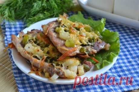 Мясо в духовке по-итальянски
Мясо в духовке по-итальянски я начала готовить, когда у меня впервые после праздничного застолья осталось мясо по-французски. Тогда я поняла, что блюдо поднадоело и нужно искать что-то новое. Но как без мяса? И тут мне на глаза попался рецепт, как приготовить мясо по-итальянски. Первое, что мне в нем понравилось, это то, что запекается оно на морковной подушке, а потому не пригорает и получает целый букет оттенков вкуса и аромата. Сверху мясо п...