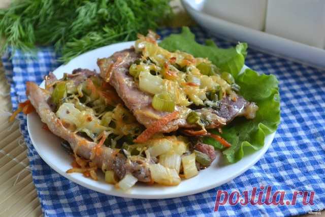 Мясо в духовке по-итальянски
Мясо в духовке по-итальянски я начала готовить, когда у меня впервые после праздничного застолья осталось мясо по-французски. Тогда я поняла, что блюдо поднадоело и нужно искать что-то новое. Но как без мяса? И тут мне на глаза попался рецепт, как приготовить мясо по-итальянски. Первое, что мне в нем понравилось, это то, что запекается оно на морковной подушке, а потому не пригорает и получает целый букет оттенков вкуса и аромата. Сверху мясо п...