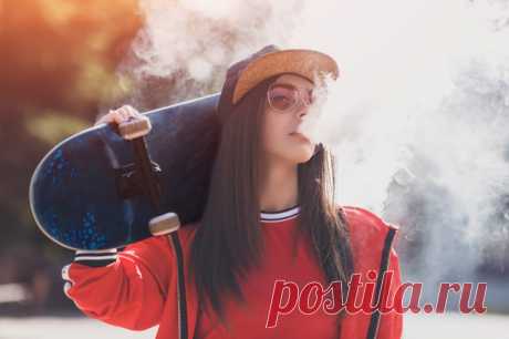 «Это маловероятно». Врач прокомментировал смерть школьницы от электронки. Сразу два трагичных случая, связанные с «курительными приборами» произошли в субботу, 21 октября. В обоих пострадали подростки.