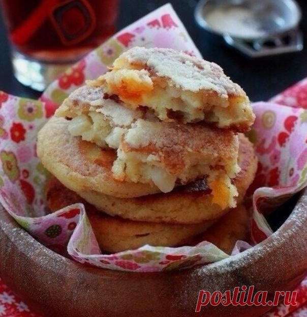 Манные оладьи с яблоками и изюмом

Молоко 75 г
Манная крупа 50 г
Яблоки 30 г
Яйцо 1/2 штуки
Изюм 20 г
Сливочное масло 20 г
Сахар 5 г

1 На молоке с сахаром и 5г масла сварите кашу, слегка ее охладите и добавьте яйцо.

2 Яблоки очистите, нарежьте мелкими кубиками и вместе с промытым изюмом добавьте в кашу, перемешайте и ложкой выложите небольшие оладьи на сковороду с хорошо разогретым маслом.

3 Обжарьте оладьи на слабом огне.