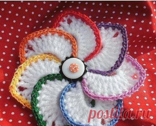 Вязаный крючком цветок с пуговицей.

Таким вязаным цветком крючком можно украсить отверстия для пуговицы (пуговицы получаются в центре цветка), если цветок используется в декоративных целях, пуговицу нужно пришить сверху на цветок.

Вам потребуется: пряжа, крючок, пуговица
Вязаный цветок крючком: вязать 7 в/п в кольцо
1-й ряд: *10 в/п соед. ст. в след. п., повторять от * до конца ряда = 7 арок из воздушных петель
2-й ряд: (ст. б/н, полуст. с/н, 8 ст. с/н, 2 в/п, 8 ст. с/н,...