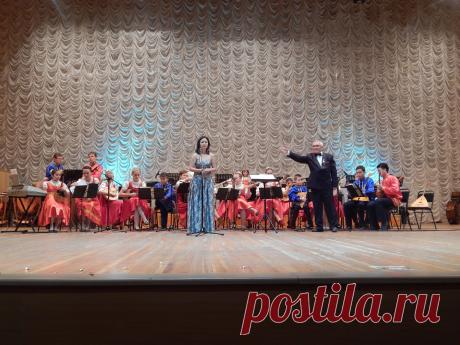 С Дилией Куанышевой на сцене каз.гос.филармонии им. Жамбыла.  20.05.2014 г.