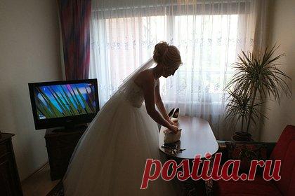 Названа минимальная стоимость свадьбы в России. В текущем году свадьба обойдется россиянам как минимум в 47 130 рублей. В затраты входит покупка свадебных нарядов, двух обручальных колец, букета невесты и бутылки шампанского. По сравнению с прошлым годом расходы на мероприятие выросли на 5 процентов. В то же время число продаж свадебных платьев и костюмов снизилось.