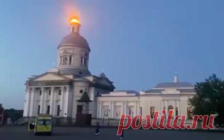 Горящий купол собора после атаки дрона ВСУ в тульском поселке. Видео. В тульской Епифани после атаки дрона сгорел купол Никольского собора. Здание было построено в XIX веке