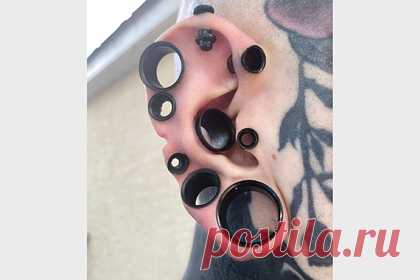 Мужчина с полностью татуированным телом показал «сырные дырки» в ушках. Мужчина, чье тело полностью покрыто татуировками, продемонстрировал поклонникам новый пирсинг в ушах. Пользователи соцсетей, известный под именем Реми, сделал в ушах туннели разной величины и назвал их сырными дырками. В общей сложности он сделал девять проколов. Подписчики оценили его внешность в комментариях.