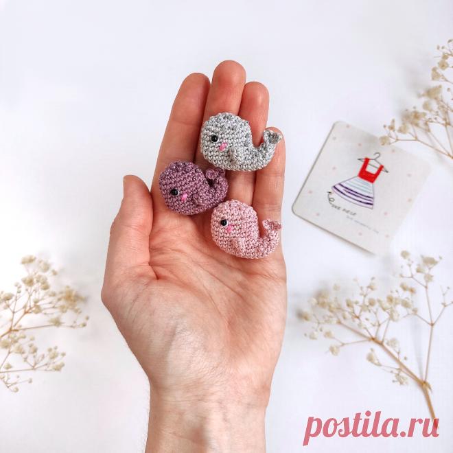 PDF Брошь "Кит" крючком. FREE crochet pattern; Аmigurumi toy patterns. Амигуруми схемы и описания на русском. Вязаные игрушки и поделки своими руками #amimore - маленькая брошь в виде кита, китёнок, украшение.