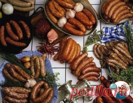 Оказывается вовсе не обязательно покупать колбасу в магазине, приготовьте её дома. Вот десятка самых простых и вкусных рецептов колбас...
1. Сардельки молочные детские (духовые-порционные)...
Ингредиенты:
Филе говядины без жил — 2 кг
Филе бедра индейки — 1 кг
Соль поваренная мелкая - 55 г
Кориандр — 2 ч. л.
Корица — 0,5 ч. л.
Чеснок свежий (через чеснокодавилку) — 3 зубчика
Сахар — 0,5 ст. л.
Горчица — 1 ст. л.
Молоко холодное — 300 мл
Молоко сухое — 100 г.
Зелень по вкусу
Черева свиная
Как
