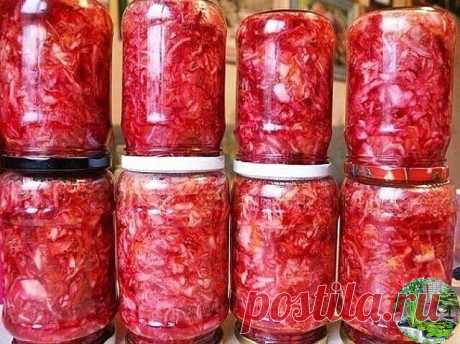 Капуста маринованная.
2 кг капусты-нашинковать
3шт морковки и 3шт свёклы- натереть на крупной тёрке.
Сварить маринад:0.5 литра воды
3 столовые ложки с горкой сахара
3 столовые ложки без горки соли
1/2 стакана подсолнечного масла
цепотку острого перца молотого
2 лавровых листа
ВСЁ ПРОКИПЯТИТЬ 10 мин.
добавить 3/4 стакана уксуса
1 головку размятого чеснока.
Перемешать с капустой, разложить по банкам и стерелизовать 10 минут.
Капустка получается хрустящая и безумно вкусная!
Е...