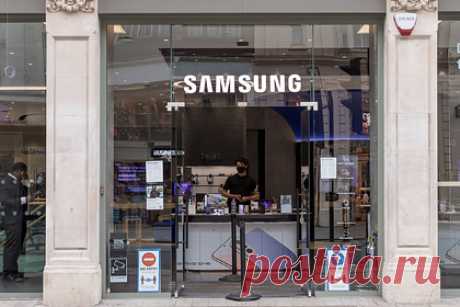 Сгоревший в самолете телефон Samsung могут снять с продажи. Samsung рассматривает вопрос снятия с продажи смартфона Galaxy A21. Журналисты рассказали, что Samsung отреагировала на инцидент в аэропорту Сиэтла, когда принадлежавший кому-то из пассажиров смартфон бренда загорелся и вызвал экстренную эвакуацию. Компания проведет расследование и может снять модель с продажи.
