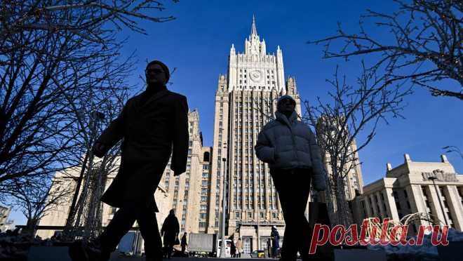 В МИД РФ выразили уверенность, что всех соучастников теракта в Дагестане установят. Всех соучастников террористического акта в Дагестане установят, они ответят перед законом. Об этом сообщается в комментарии посла по особым поручениям МИД РФ Геннадия Аскальдовича, который опубликовал сайт дипведомства. "Не ...