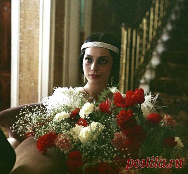 Актрисы и цветы. Галина Беляева 



