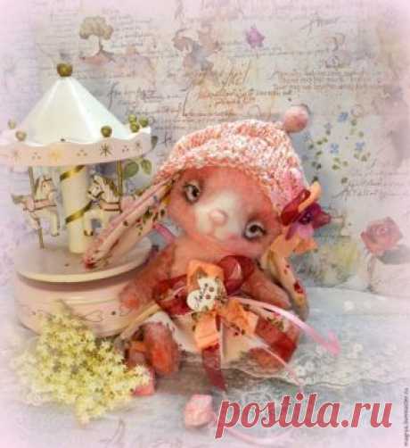 Bunny Doll Flo, Gentle Cute Leveret, Vintage Bunny Teddy, Rabbit Lover Gift, Ooak Hare Toy, Stuffed Bunny Toy Stuffed Animal Baby Rabbit Toy Bunny Doll Flo, Gentle Cute Leveret, Vintage Bunny Teddy, Rabbit Lover Gift, Ooak Hare Toy, Stuffed Bunny Toy Stuffed Animal Baby Rabbit Toy.  Bunny Flo is made of viscose, with elements of filleting, knitting and toning. In the ears of a German cotton. Glass eyes, unusual color and