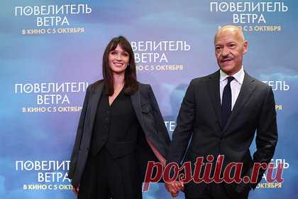 Бондарчук пришел с супругой на премьеру фильма про Конюхова. Российский режиссер Федор Бондарчук пришел на премьеру фильма «Повелитель ветра» в сопровождении жены, 34-летней актрисы театра и кино Паулины Андреевой. Кроме звездной пары мероприятие в честь первого показа биографической ленты о путешественнике Федоре Конюхове посетили такие артисты, как Любовь Толкалина и Глюкоза.