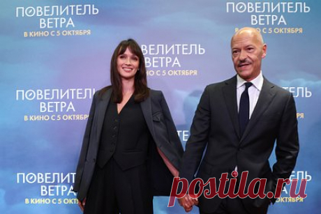Бондарчук пришел с супругой на премьеру фильма про Конюхова. Российский режиссер Федор Бондарчук пришел на премьеру фильма «Повелитель ветра» в сопровождении жены, 34-летней актрисы театра и кино Паулины Андреевой. Кроме звездной пары мероприятие в честь первого показа биографической ленты о путешественнике Федоре Конюхове посетили такие артисты, как Любовь Толкалина и Глюкоза.