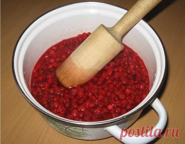 ЦЕЛЕБНЫЕ свойства КАЛИНЫ: простые рецепты. 

Калина - одна из самых ПОЛЕЗНЫХ ягод в природе. 
В калине всё ЦЕЛЕБНО: кора, веточки, цветы, ягоды и сушёные косточки. 
Наши предки о лечебных свойствах калины, знали, что ее ягоды улучшают работу сердца, обладают успокаивающим действием. 

Витамина С в калине в 1, 5 раза больше чем в лимоне. В ней есть железо, селен, йод, каротин, фосфор. 

С мёдом калину назначали при простудных заболеваниях. 
Чай из калины пили при гнойничков...