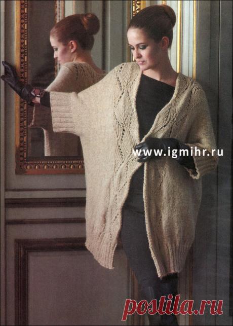 Просторный бежевый кардиган модного силуэта. Спицы