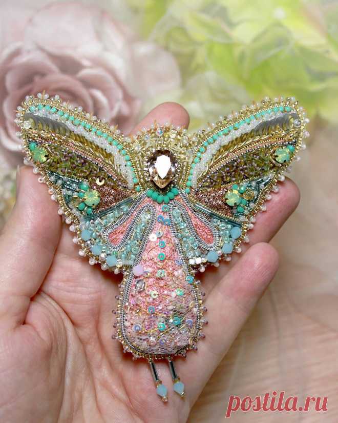 Ангелочек 🙏👼🙏👼🙏👼🙏 .
Поближе и детально..
.
Брошь, авторская ручная вышивка
Размер 11,5*10,5см
.
В работе: 
капля Swarovski (Light Silk), опаловые стразы, страховую цепь, биконусы 4мм и хрустальные рондели 2мм, канитель и трунцал, пайетки разной формы и размера (Индия), мерсеризованные хлопковые нитки, люрекс, лавсан, еврофатин, бисер Preciosa (Чехия), бисер Toho, Miyuki (Япония), стеклярус, изнанка экокожа серебро, 3 застёжки.
.
.
#брошь #брошьангел #брлшьангелок #а...