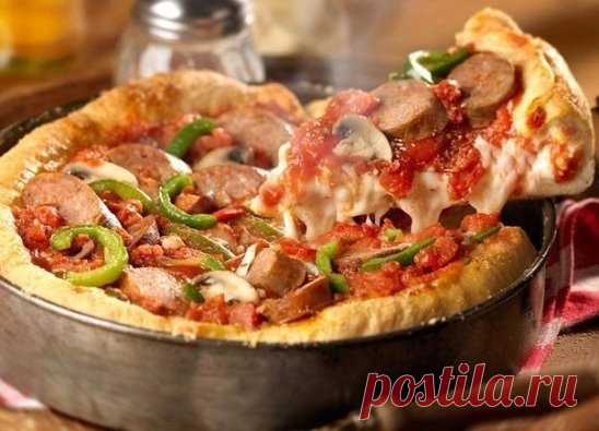 Пицца-пирог «Чикаго» по рецепту Джейми Оливера Что нужно: Тесто: 650 мл воды 7 г сухих дрожжей 1 ст.л. сахара (в идеале тростникового) щепотка соли (желательно использовать морскую крупную соль) 1 кг муки Томатный соус: 2 зубчика чеснока щепотка сухого орегано 400 г консервированных томатов в собственном соку соль, перец – по вкусу Начинка: 3 красных луковицы 4 свиных сардельки в натуральной оболочке 1 ч.л. копченой паприки 1 ч.л. семян фенхеля 300 г сыра, который хорошо п...