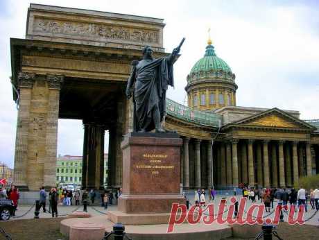 ПАМЯТНИКИ САНКТ-ПЕТЕРБУРГА 

Памятник М.Б. Барклаю-де-Толли перед Казанским собором в Санкт-Петербуре
В 1813 в Казанском Соборе похоронили Михаила Кутузова. После этого храм стал считаться памятником Отечественной войны 1812 года. И, когда нужно было ставить монумент великому полководцу, не появилось даже вопроса, где будет это место.