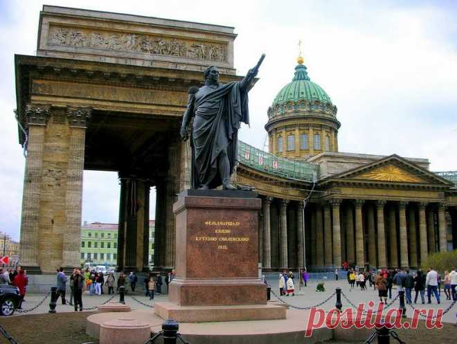 ПАМЯТНИКИ САНКТ-ПЕТЕРБУРГА 

Памятник М.Б. Барклаю-де-Толли перед Казанским собором в Санкт-Петербуре
В 1813 в Казанском Соборе похоронили Михаила Кутузова. После этого храм стал считаться памятником Отечественной войны 1812 года. И, когда нужно было ставить монумент великому полководцу, не появилось даже вопроса, где будет это место.