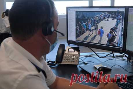 Британца-фаната «Формулы-1» приняли за итальянского мафиози и жестко задержали. Болельщика «Формулы-1» из Британии, приезжавшего на Гран-при Италии, жестко задержали в голландской Гааге. Произошла ошибка: мужчину из-за внешнего сходства приняли за известного главаря мафиози, который много лет находится в бегах, пишет «Би-би-си» со ссылкой на полицию.