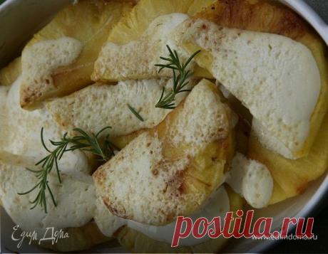 Ананасы, запеченные в сметанно-карамельном соусе . Ингредиенты: ананасы, сметана некислая, сахарный песок Если форма для выпечки у вас небольшая, лучше разрезать кольца ананаса пополам.