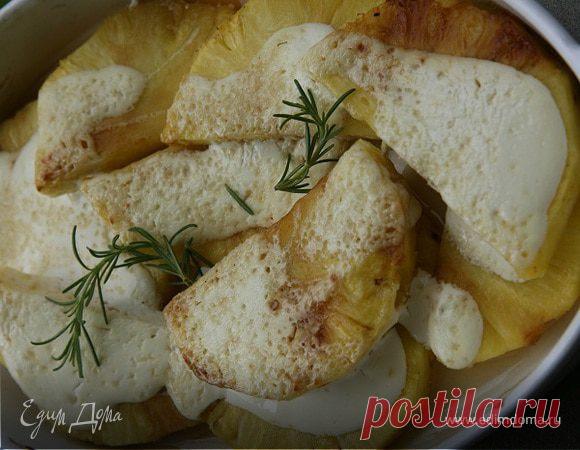 Ананасы, запеченные в сметанно-карамельном соусе . Ингредиенты: ананасы, сметана некислая, сахарный песок Если форма для выпечки у вас небольшая, лучше разрезать кольца ананаса пополам.