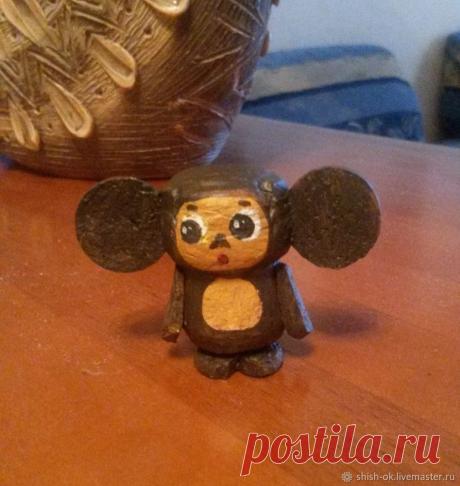 Создаем новогодние фигурки из пробок Новый год — самый сказочный праздник. Кто из нас не любит наряжать елку, украшать дом и готовить подарки своим близким и друзьям? Сегодня я покажу, как используя подручные материалы и не имея никаких навыков творчества, сделать новогодние фигурки, которые можно повесить на елку, сделать магнитики на холодильник, или просто украсить интерьер. Основой всех фигурок станут самые обыкновенные пробки от бутылок шампанского.