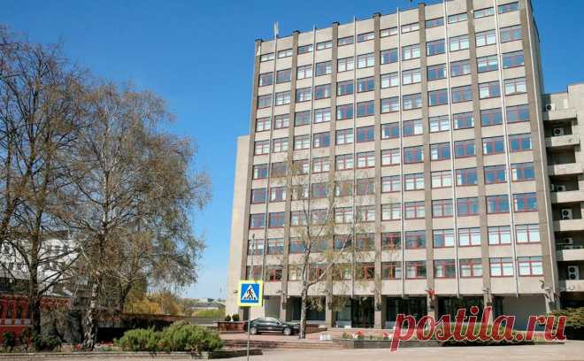 В Минске пообещали «комплексный подход» к выплате по евробондам россиянам. После того, как группа инвесторов из России пригрозила обратиться с иском о взыскании по белорусским еврооблигациям в третейский суд, Минфин Белоруссии пожаловался на санкции и пообещал найти способы решения проблем