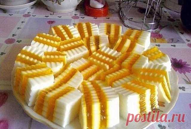 САМЫЕ ВКУСНЫЕ РЕЦЕПТЫ ЖЕЛЕ 
1. Шоколадное желе
ИНГРЕДИЕНТЫ:
● 1 литр молока,
● 1 стакан сахара,
● 2 плитки шоколада черного, но можно и молочный(200 гр)
● 20 гр. желатина.
ПРИГОТОВЛЕНИЕ:
Измельчить шоколад (натереть на терке), смешать его с сахаром и молоком. Смесь вскипятить. Предварительно замоченный в холодном молоке желатин растворить в закипевшей молочно-шоколадной смеси. Хорошо все перемешать и разлить в формочки, поставить в холод. Совет: если хотите желе, выложить ...