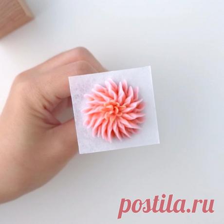 Пин содержит это изображение: Buttercream Cafe Au Lait Dahlia