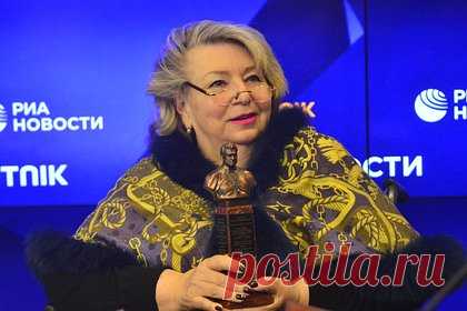 Самолет с Татьяной Тарасовой и фигуристами попал в аварию. Самолет с тренером по фигурному катанию Татьяной Тарасовой и фигуристами выкатился за пределы взлетно-посадочной полосы (ВПП) в Саранске, резко свернув в гору снега. На борту во время аварии также находились Алексей Тихонов, Светлана Соколовская, комментатор Александр Гришин.