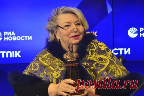 Самолет с Татьяной Тарасовой и фигуристами попал в аварию. Самолет с тренером по фигурному катанию Татьяной Тарасовой и фигуристами выкатился за пределы взлетно-посадочной полосы (ВПП) в Саранске, резко свернув в гору снега. На борту во время аварии также находились Алексей Тихонов, Светлана Соколовская, комментатор Александр Гришин.