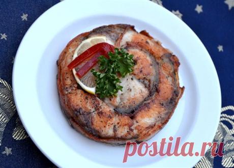 Оригинальный стейк из карпа.
Оригинальный рецепт вкуснейшего жареного стейка из филе карпа с полосками бекона.