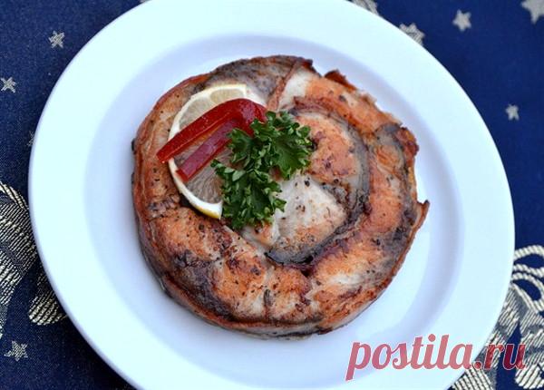 Оригинальный стейк из карпа.
Оригинальный рецепт вкуснейшего жареного стейка из филе карпа с полосками бекона.