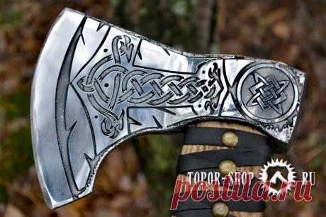 Топор ручной работы Перун – это совершенно  новый уровень изготовления топоров нашей мастерской. Из древней мифологии Перун был сыном Сварога и Лады. Он был наделен силой бога грома и воинской доблести, который являлся покровителем  славянских князей и княжеской дружины. Бог Перун всегда занимал у древних Русичей особое место.