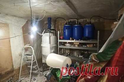 Труп российского риелтора нашли в нарколаборатории на его даче. В Тосно Ленинградской области жительница Санкт-Петербурга обнаружила тело 30-летнего брата, он умер в нарколаборатории своего дачного дома. Женщина нашла мертвым своего брата 18 марта и вызвала на место полицейских. Те, осмотрев помещения, нашли 27 канистр с неустановленной жидкостью, а также два мешка белого порошка.