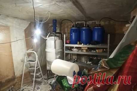 Труп российского риелтора нашли в нарколаборатории на его даче. В Тосно Ленинградской области жительница Санкт-Петербурга обнаружила тело 30-летнего брата, он умер в нарколаборатории своего дачного дома. Женщина нашла мертвым своего брата 18 марта и вызвала на место полицейских. Те, осмотрев помещения, нашли 27 канистр с неустановленной жидкостью, а также два мешка белого порошка.
