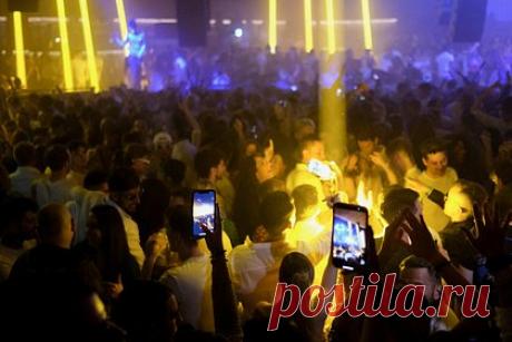 На Ибице захотели запретить бесконтрольное пьянство туристов и проституцию. Власти Ибицы и Майорки захотели запретить бесконтрольное пьянство туристов, продажу наркотиков и развивающуюся на курортах проституцию. Так, на двух Балеарских островах задумались изменить подход к неуправляемым отдыхающим, приняв соответствующие законы. Идею поддерживают и представители турбизнеса.