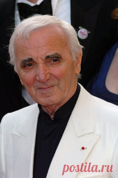 22 мая родился известный французский певец Шарль Азнавур. 
Обстоятельства рождения Шарля Азнавура служат прекрасной иллюстрацией библейской мудрости — пути господни неисповедимы. Он мог родиться в солнечной Грузии, как его отец — выходец из армянского рода. Его родиной могла стать Америка, куда стремились его родители, спасаясь, как весь армянский народ, от преследования турков. Но перевалочным пунктом на пути к американской мечте для семьи настрадавшихся армянских эмигран...