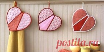 Как сшить прихватки для кухни? Кухня в доме часто оказывается чуть ли не самой главной комнатой. Ведь здесь не только готовятся всевозможные кушанья, здесь за столом собирается вся семья, встречаются гости, нередко отмечаются важные даты. Очень важно, чтобы кухня была комфортной и красивой. Уют в ней поможет создать специальный текстиль, который можно сделать самим.