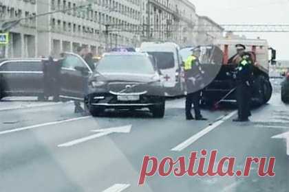 Появилось видео с места ДТП в Москве с возможным участием авто патриарха РПЦ. Появилось видео с ДТП на Проспекте мира в центре Москвы, где, возможно, участвовал автомобиль Aurus, закрепленный за патриархом Московским и всея Руси Кириллом. На появившемся видеоролике видно, как на месте аварии работают сотрудники Госавтоинспекции. Других водителей просят объезжать участок.
