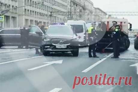 Появилось видео с места ДТП в Москве с возможным участием авто патриарха РПЦ. Появилось видео с ДТП на Проспекте мира в центре Москвы, где, возможно, участвовал автомобиль Aurus, закрепленный за патриархом Московским и всея Руси Кириллом. На появившемся видеоролике видно, как на месте аварии работают сотрудники Госавтоинспекции. Других водителей просят объезжать участок.