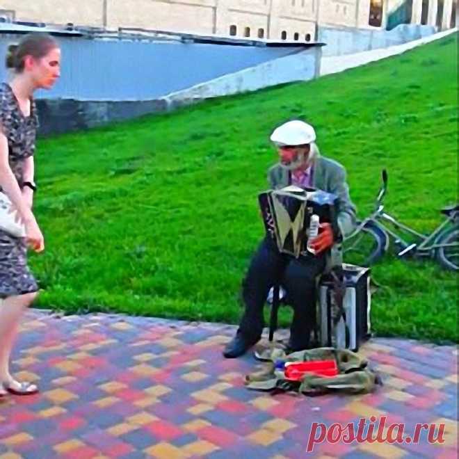 Не каждый так сможет пройти как эта Девушка!