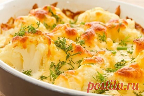 Запеканка из цветной капусты под сырной корочкой.
Продукты:
Капуста цветная — 600 гр.
сливки (15% у меня) — 200 мл.
яйцо куриное — 3 шт.
сыр твердый — 100 гр.
соль
масло растительное (для смазывания формы для выпекания) — 1 ст.л.
Приготовление:
Цветную капусту промываем, разбираем на соцветия.
1 литр воды солим по вкусу и доводим до кипения.
В кипящую воду отправляем капусту и после закипания варим 3-5- минут.
Откидываем капусту на сито и даем стечь воде.
Тем временем готовим заливку:
с