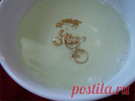 ДЛЯ ТОГО, ЧТОБЫ ЮВЕЛИРНЫЕ ИЗДЕЛИЯ СВЕРКАЛИ КАК НОВЫЕ:

Вам понадобятся:
- 1 столовая ложка соли.
- 1 столовая ложка соды.
- 1 столовая ложку средства для мытья посуды.
- 1 стакан воды.
- 1 кусок алюминиевой фольги.

Этапы очистки:
1. Подогрейте воду в микроволновой печи в течение 1 или 2 минут.
2. Отрежьте кусок алюминиевой фольги и положите на дно небольшой миски или стакана.
3. Налейте горячую воду в миску. Добавьте соль, соду, и жидкость для мытья посуды.
Положите ювели...