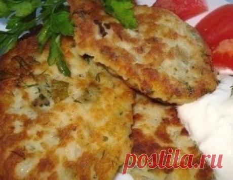 ДРАНИКИ: ТОП-5 РЕЦЕПТОВ 
1. Драники 
ИНГРЕДИЕНТЫ:
● картофель - 6 шт (700 г),
● лук репчатый - 2 шт,
● яйцо- 1 шт,
● мука - 2 столовых ложки,
● растительное масло,
● соль,
● свежемолотый перец
ПРИГОТОВЛЕНИЕ:
Картофель вымыть, очистить и ополоснуть водой.Лук очистить.Картофель и лук натереть на мелкой терке.Лук не только делает драники более вкусными и пышными, но и препятствует потемнению карто