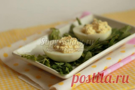 Фаршированные яйца салатом из кальмаров с сельдью. Рецепт с пошаговыми фото