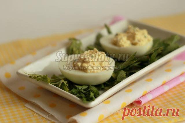 Фаршированные яйца салатом из кальмаров с сельдью. Рецепт с пошаговыми фото